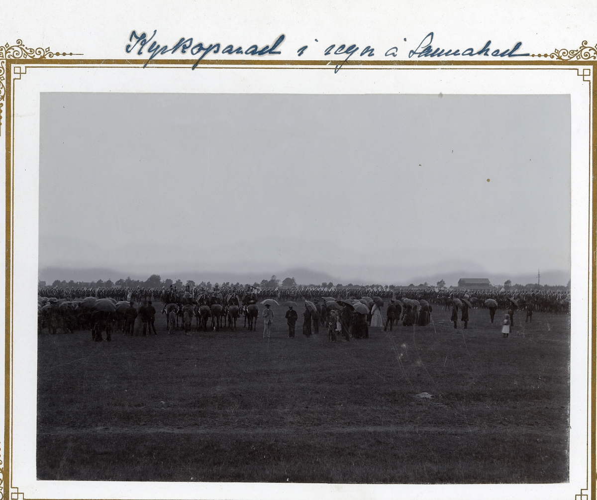 Bernhard Hakelier, Kyrkparaden på Sanna hed midsommardagen 1892. Livregementets husarer K 3 och civila deltar i firandet.