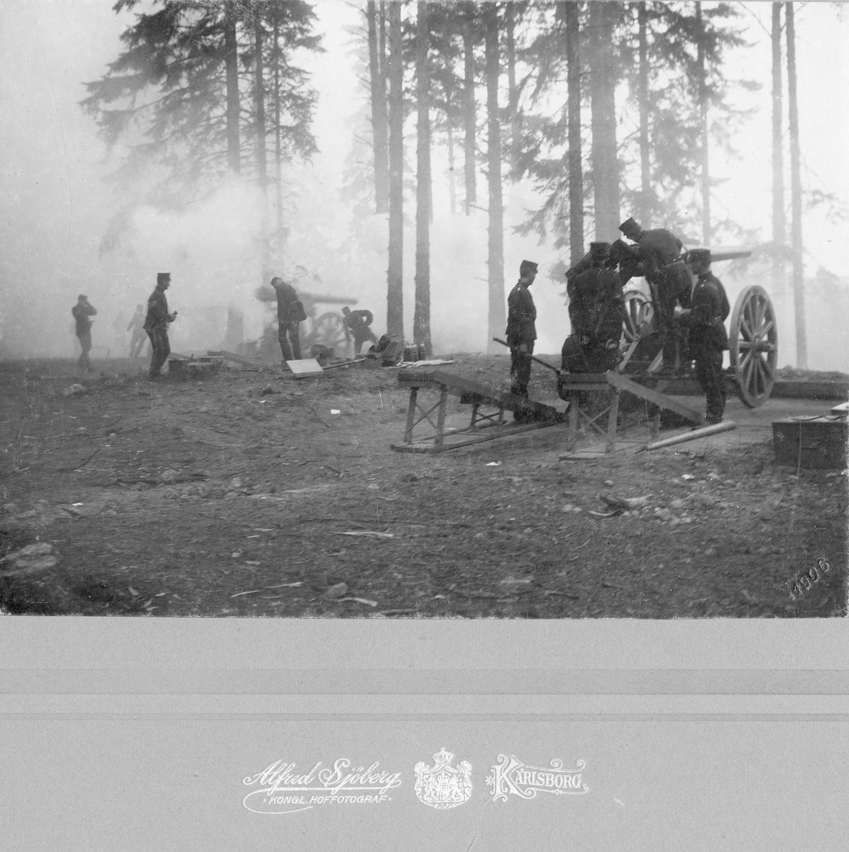 Alfred Sjöberg, Soldiers belonging to the Position Artillery Command in Karlsborg practice with two position artillery pieces in pine forest, dense gunpowder or fog.