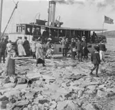 Bilden var uppklistrad på ett A4 papper. På papperet under bilden stod följande handskrivna text: 