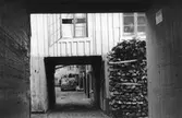 Gårdsplan med vedstapel på Hamrinska handelsgården, Smedjegatan 38 i Jönköping.