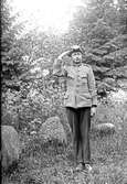 Fotograf Gustav Andersson från Jönköping som soldat, i bakgrunden skog.