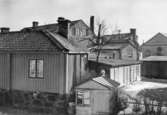 Enköping, kvarteret Kaplanen, gårdsbebyggelse, sett från dåvarande borgmästarexpeditionen, mot öster