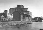 Hamnen i Enköping, från stranden vid kvarteret Munken, mot sydöst, 29 december 1957