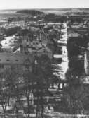 Enköping, panorama från kyrktornet, Kyrkogatan och Gröngarnsåsen, maj 1957