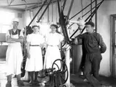 Västmanland, Björksta socken, Orresta mejeri, personal. Fotot är taget den 25 augusti 1910 klockan 15.