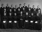 Konfirmandgrupp, sannolikt från Svinnegarn, Uppland, 1908. I mitten pastor Fredrik Spak (1876-1926).