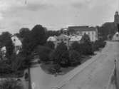 Enköping, Kyrkogatan med Vårfrukyrkan, Tingshuset och Afzelii plan.