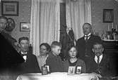 Fotograf Gustav Andersson med sin familj  i sitt hem i 