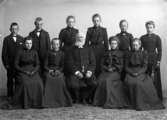 Konfirmandgrupp från Sparrsätra, Uppland, 1903. Se mer under historik.