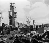 Ett hus har rivits och murstocken med kakelugnar står kvar.