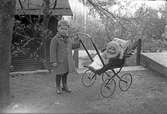 En liten pojke med ett barn i en barnvagn i Jönköping.