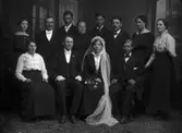 Gruppfoto vid Ragnar Carlssons senare Ragnegård (1892-1982) och Agnes Carlssons (1891-1976) bröllop, 13 maj 1917
