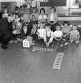 Trafikundervisning på barndaghem i Huskvarna med polisman Tage Briland.
1960-tal.