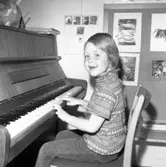 Ung pianist på förskolan i Hakarp den 30 april 1971.