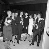 Mannekänguppvisning för Esplanad Modeaffär i Huskvarna på Folkets hus den 8 november 1964. Mannen med cigarr är Rolf Jerkinger.