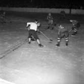 Hockeymatch i Huskvarna på 1950-talet. Ishockeylaget Stefa spelar mot okänt lag.