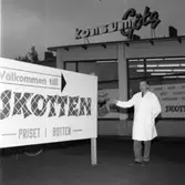 Butiksföreståndare Gustavsson framför Konsumbutiken Skotten på Råslätt den 5 november 1963.