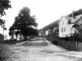 En gatubild med bostadshus i Huskvarna år 1909.