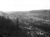 Vy över Huskvarnadalen söderut med Husqvarna fabriken år 1908.