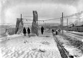 I februari 1928 drog stormen in från Vättern och täckte strandpromenaden och föremål utmed Norra Strandgatan i Jönköping med is. En grupp män med skyfflar försöker skotta fram järnvägsspåren.