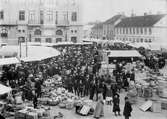 Marknad på Hovrättstorget i Jönköping vid sekelskiftet 1900.