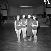Huskvarnagymnasterna Gull Rossing, Bisse Letell och Margareta Svensson med ledare Caj Delden på 1950-talet.