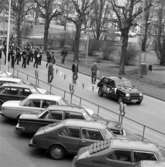 Musikkår marscherar utmed Kungsgatan i Huskvarna och gör reklam för ICA Plus den 7 april 1984.