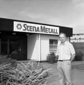 Herr Arne Nilsson framför Stena Metall ABs kontor i Jönköping den 12 augusti 1981.