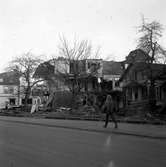 Rivning av Martin Johanssons Musikhandel i korsningen Rosenborgsgatan -     Jönköpingsvägen i Huskvarna den 24 januari 1964.