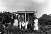 Familjen Almqvist vid stugan i Noborgs koloni år 1924.