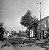 En del av nuvarande Centrumvägen i Tenhult. Till vänster finns nu Mickelsplan. Fotot taget mot norr.