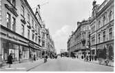 Storgatan väster om Stora torget. Närmast till vänster kv Lyckan. Vykort från Sunessons bokhandel nr 548.