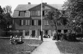 Mölndals barnhem,  (f.d. Holtermanska) Rudbergsgatan. Framför huset står barnvagnar, barn leker i trädgården. Direktören Martin Holterman i Ostindiska kompaniet ägde Åby gård. 1782 skänkte han 3000 daler silvermynt till Fässbergs församling + ett nybyggt skolhus och trädgård på gårdens ägor vid Åby by. I skolan skulle 10 fattiga barn undervisas i 