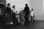 Familjesöndag på Mölndals museum den 20 november 1988 (efter 2011-01-01 Mölndals stadsmuseum). Gatuadressen ändrades 1997 till Norra Forsåkersgatan 19. 
Sång och danslekar med Linda Olsbjörk. Dramatisering av fattigauktion med Susanne Brånålt. Dockteater av Skånhällaskolan.