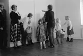 Familjesöndag på Mölndals museum den 20 november 1988 (efter 2011-01-01 Mölndals stadsmuseum). Gatuadressen ändrades 1997 till Norra Forsåkersgatan 19. 
Sång och danslekar med Linda Olsbjörk. Dramatisering av fattigauktion med Susanne Brånålt. Dockteater av Skånhällaskolan.