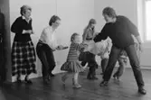 Familjesöndag på Mölndals museum den 20 november 1988 (efter 2011-01-01 Mölndals stadsmuseum). Gatuadressen ändrades 1997 till Norra Forsåkersgatan 19. 
Sång och danslekar med Linda Olsbjörk. Dramatisering av fattigauktion med Susanne Brånålt. Dockteater av Skånhällaskolan.