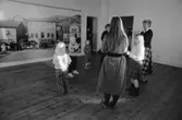 Familjesöndag på Mölndals museum den 20 november 1988 (efter 2011-01-01 Mölndals stadsmuseum). Gatuadressen ändrades 1997 till Norra Forsåkersgatan 19. 
Sång och danslekar med Linda Olsbjörk. Dramatisering av fattigauktion med Susanne Brånålt. Dockteater av Skånhällaskolan.