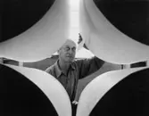 En man står bakom stora pappersrullar på Papyrus i Mölndal.