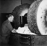 Utskottspapper mals ner på Papyrus i Mölndal. Kollergång (krossmaskin).