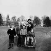 Flickor och pojkar på grusplanen öster om Stora Skolan vid Stretereds skolhem, cirka 1959-1980. Förskolan syns i bakgrunden.