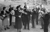 Hällesåkers spelmanslag på spelövning hemma hos Vikströms i Hassungared, Lindome 1952.