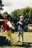 Ingemar Holts på nyckelharpa och Ivar Andersson på fiol. Spelmansstämma vid Börjesgården i Lindome. Okänt årtal.