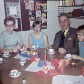 Elever som fikar vid ett bord på Streteredshemmet. 1970-tal.