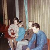 Elever vid Streteredshemmet, som sitter på stolar. 1970-tal.