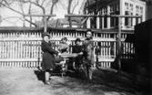 Bosgårdens barnträdgård 1938. Fyra barn som står utomhus.