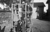 Bosgårdens barnträdgård 1938-1945. Barn i en klätterställning. I huset i bakgrunden började lekskolan. 
Ingrid Hedlund bodde i övervåningen, fönstret till höger i bild.