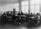 Bosgårdens barnträdgård 1938-1945. Barn som sitter i en skolsal.