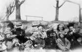 Bosgårdens barnträdgård 1938-1945. Barn som har klätt ut sig i vuxenkläder.