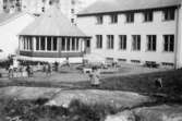 Lärare och barn utomhus vid ett daghem i Guldheden, Göteborg, 1940-tal.