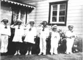Karl och Ester Alberts sex barn som står uppställda på rad, klädda i sjömanskostymer. Från vänster: Karl-Erik, Gunnel, Ingvor, Bengt, Stig och Claes (saknas gör Olle f.1920 och Bo f. 1925). Tulebo i Kållered, 1920-tal.